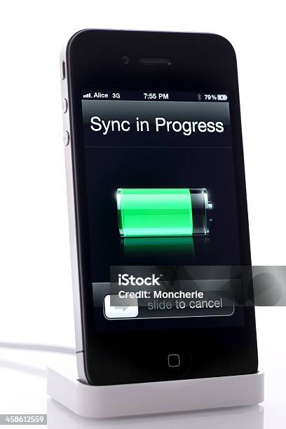 Syncronizing Iphone 4 Und Usbkabel Isoliert Stockfoto und mehr Bilder von Apple Computer - Apple Computer, Berührungsbildschirm, Computer
