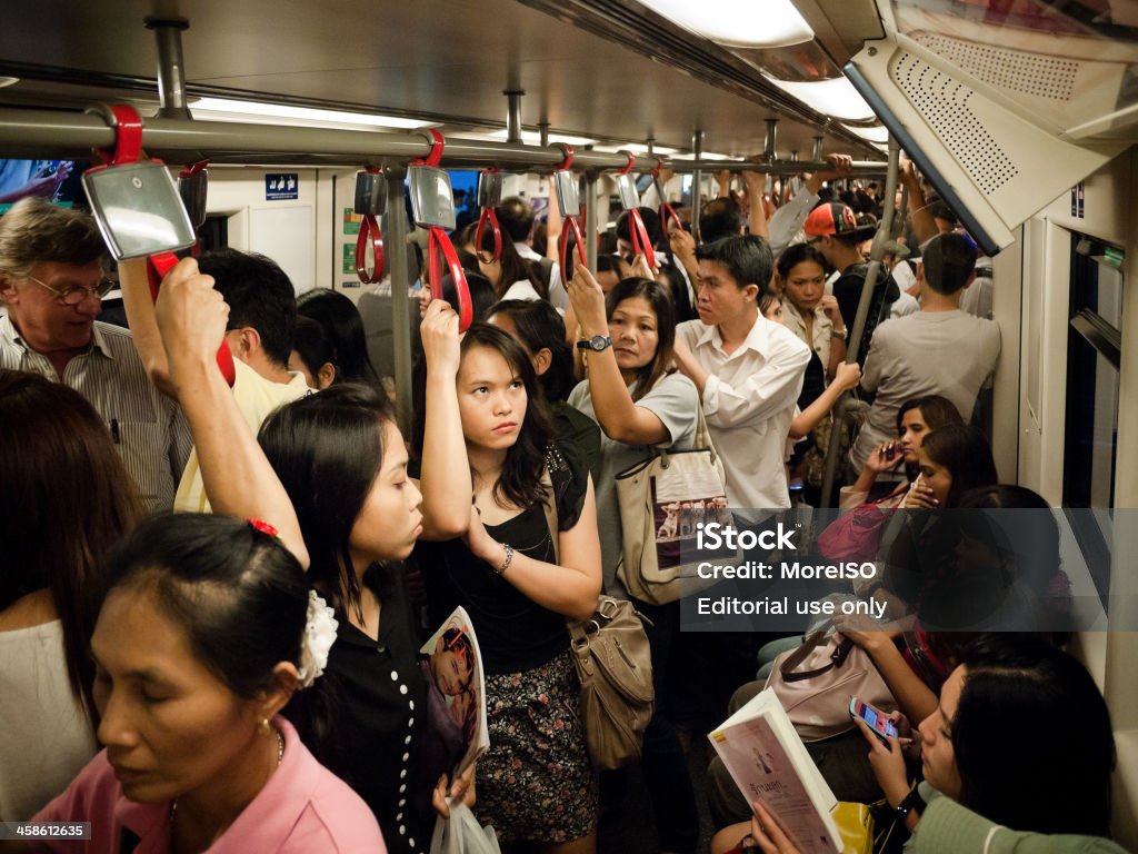 Pessoas Viajando no trem na Ásia - Royalty-free Lotado Foto de stock