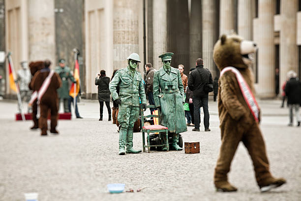 artista de rua com soldados uniforme à porta de brandemburgo, berlim, alemanha - tourist photographing armed forces military imagens e fotografias de stock