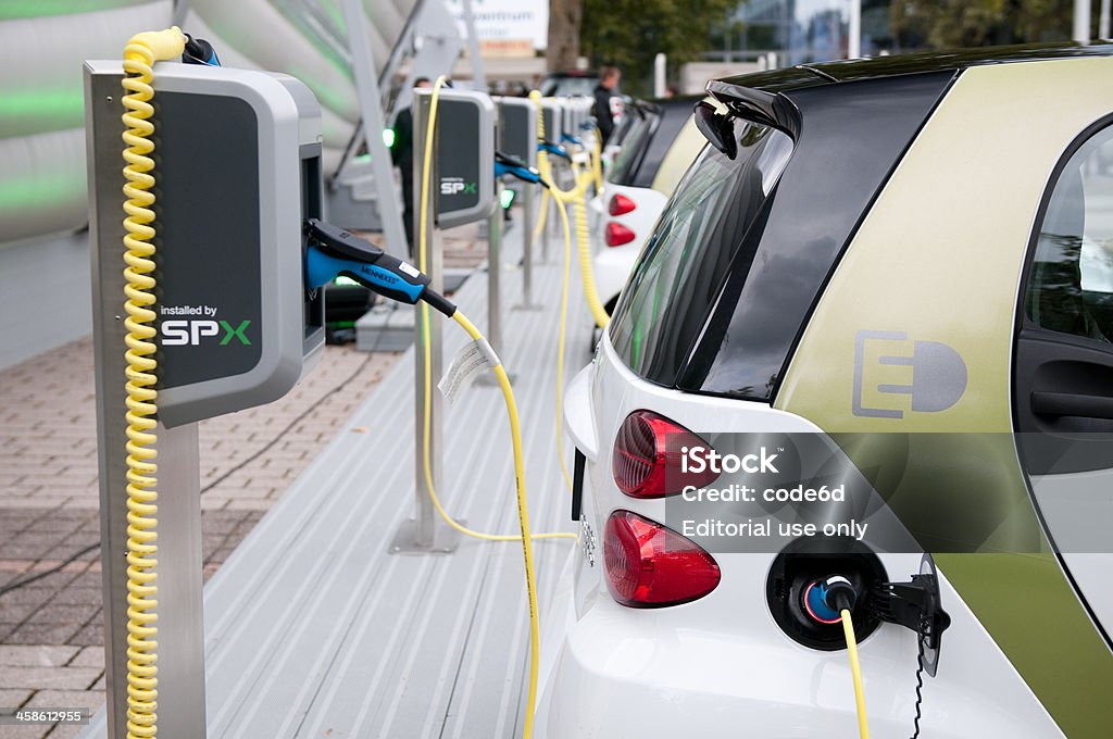 Smart Electric Fahrt für zwei Personen vom Auto laden - Lizenzfrei Elektro-Fahrzeug Stock-Foto