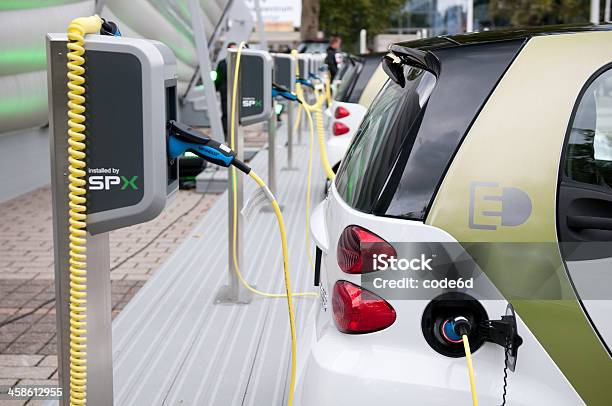 Smart Electric Fahrt Für Zwei Personen Vom Auto Laden Stockfoto und mehr Bilder von Elektro-Fahrzeug