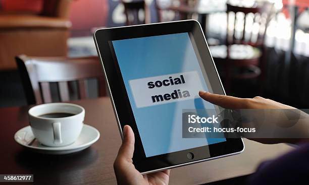 Rede Social No Ipad - Fotografias de stock e mais imagens de Adulto - Adulto, Agenda Eletrónica, Cafeteria