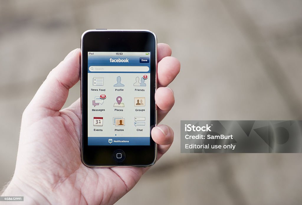 Facebook su un Apple ipod - Foto stock royalty-free di Adulto