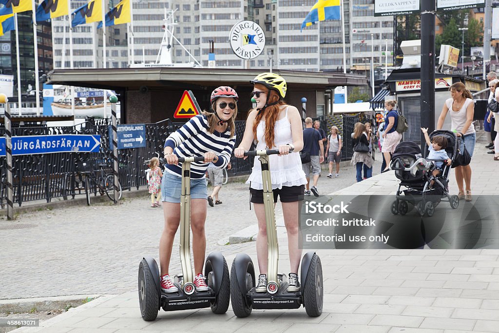 Turisti su Skeppsbron Stoccolma in estate provare Segway. - Foto stock royalty-free di Segway