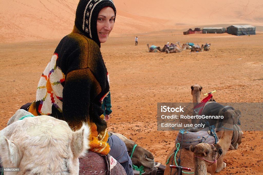 Une excursion à dos de chameau dans le Maroc - Photo de Adulte libre de droits