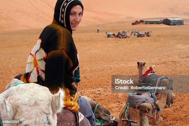 Photo libre de droit de Une Excursion À Dos De Chameau Dans Le Maroc banque d'images et plus d'images libres de droit de Adulte - Adulte, Afrique, Afrique du Nord