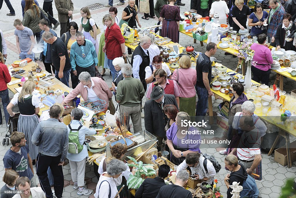 Mercado de pulgas rústica para caridade, Grundlsee, Áustria - Foto de stock de Acessível royalty-free