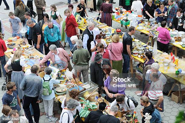 Foto de Mercado De Pulgas Rústica Para Caridade Grundlsee Áustria e mais fotos de stock de Acessível