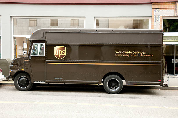 camion de livraison ups - united parcel service truck shipping delivering photos et images de collection