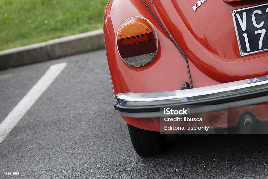 Vecchia rosso Maggiolino Volkswagen in strada - Foto stock royalty-free di 1960-1969