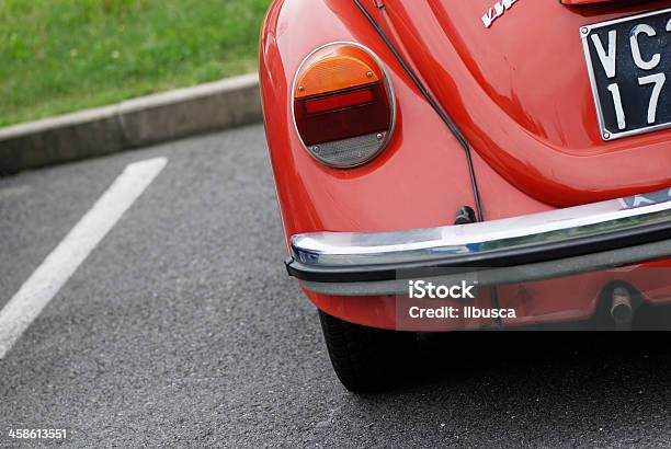 Stary Czerwony Volkswagen Beetle W Street - zdjęcia stockowe i więcej obrazów 1960-1969 - 1960-1969, 1970-1979, Antyczny