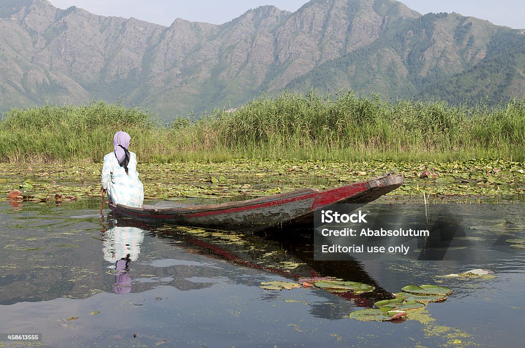 Indiana mulher no barco no Lago Dal Caxemira - Royalty-free Adulto Foto de stock