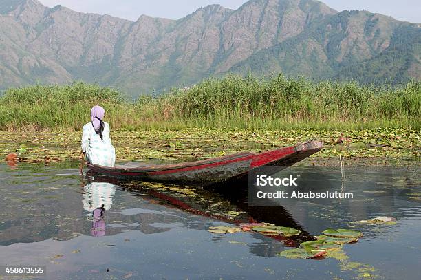 Foto de Indian Mulher Em Barco No Lago Dal Caxemira e mais fotos de stock de Adulto - Adulto, Adulto de idade mediana, Cordilheira