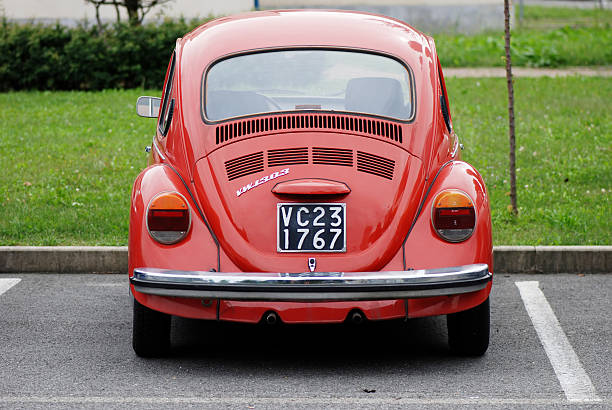 old red volkswagen escarabajo en la calle - car obsolete old editorial fotografías e imágenes de stock