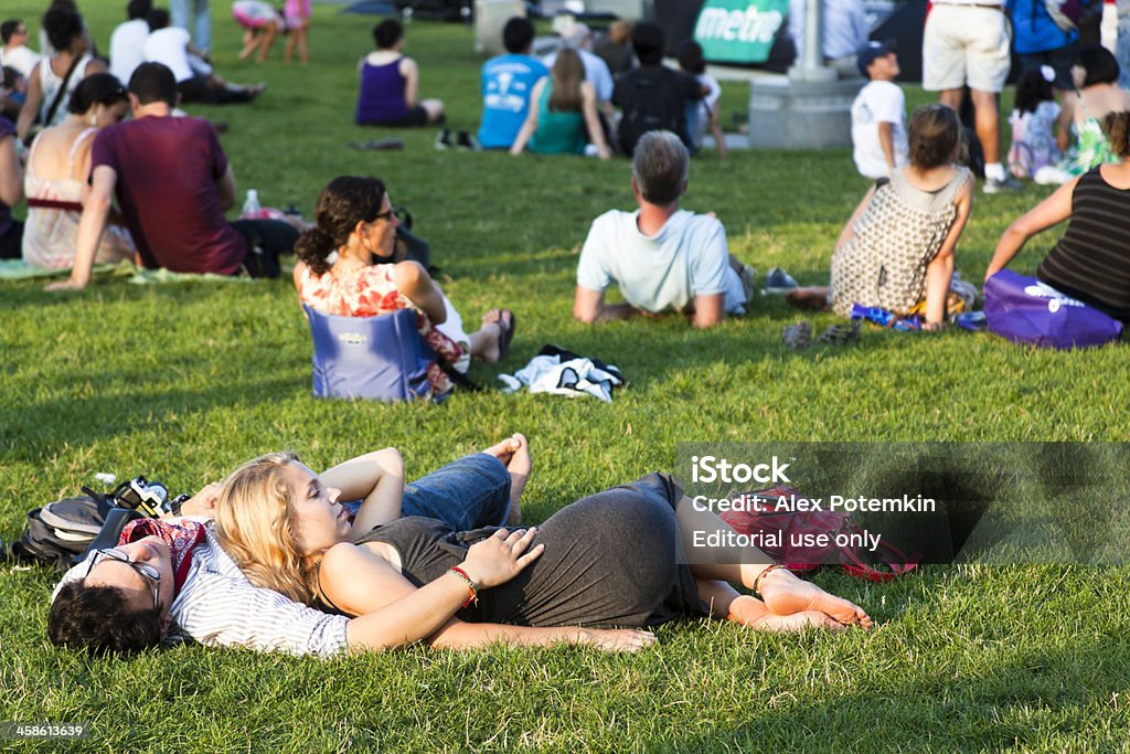 Persone in verde prato - Foto stock royalty-free di Adulto