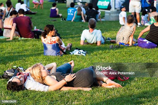 Persone In Verde Prato - Fotografie stock e altre immagini di Adulto - Adulto, Ambientazione esterna, Ascoltare