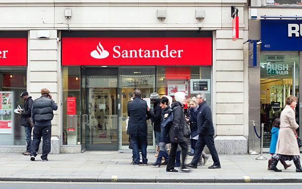 banco santander, en el centro de londres - urgent palabra en inglés fotografías e imágenes de stock