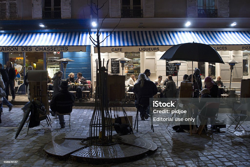 Touristen und Straßenkünstler auf der Place du Tertre bei Nacht - Lizenzfrei Lokal Stock-Foto