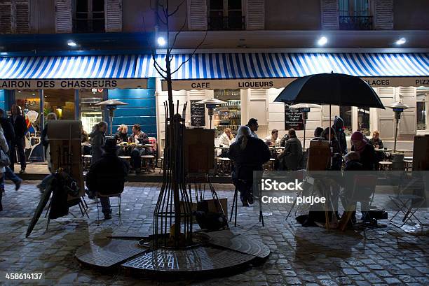 Touristen Und Straßenkünstler Auf Der Place Du Tertre Bei Nacht Stockfoto und mehr Bilder von Lokal