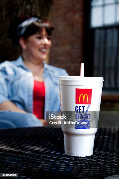 Obtenha Quenched Mcdonalds Copo De Bebida - Fotografias de stock e mais imagens de McDonald's - McDonald's, Bebida, Felicidade