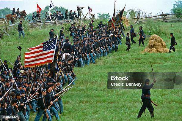 Ataque De Infantaria Da União Reconstituição Da Guerra Civil Americana - Fotografias de stock e mais imagens de Guerra Civil Americana