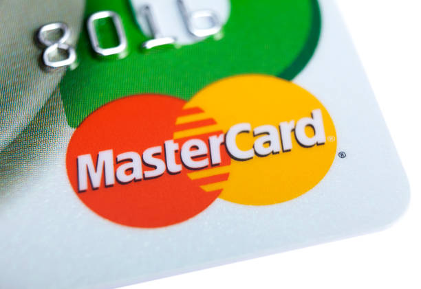 logo mastercard sur la carte de crédit - brand name yellow red business photos et images de collection