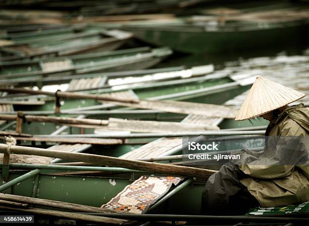 Barcos Vietnamita Foto de stock y más banco de imágenes de Adulto - Adulto, Agua, Aire libre