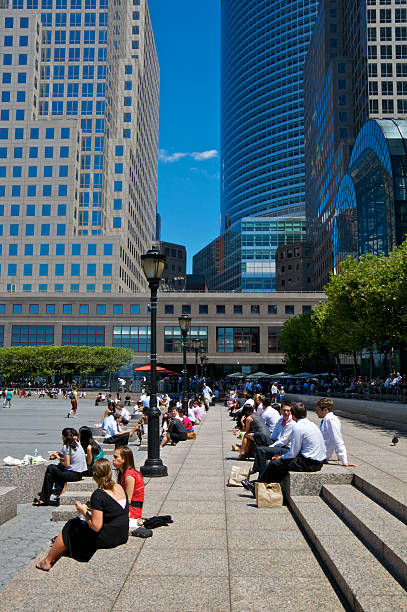 trabalhadores de escritório ao ar livre no intervalo do almoço, world financial center plaza - editorial shadow new york city manhattan - fotografias e filmes do acervo