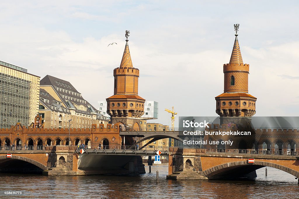 Oberbaumbrucke em Spree, maior ponte de Berlim, Alemanha - Foto de stock de Alemanha royalty-free