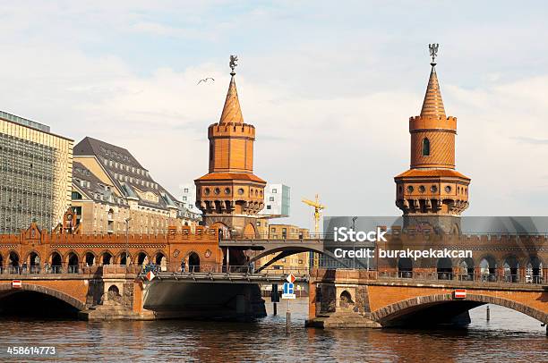Foto de Oberbaumbrucke Em Spree Maior Ponte De Berlim Alemanha e mais fotos de stock de Alemanha