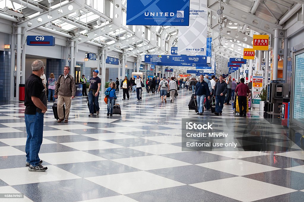 I passeggeri a piedi attraverso Aeroporto internazionale di Chicago O'Hare - Foto stock royalty-free di Aeroporto