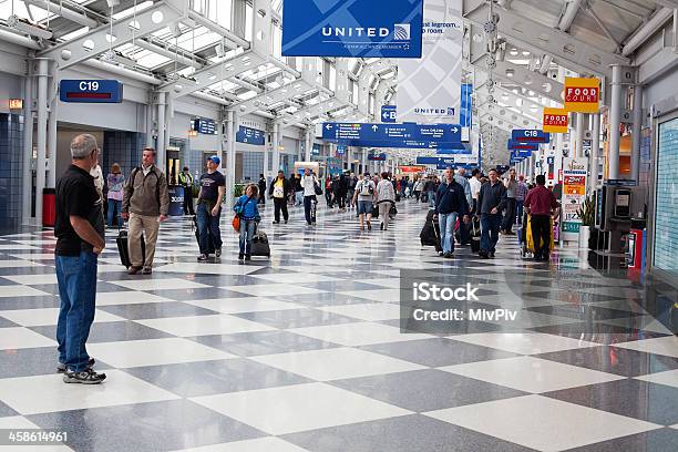 I Passeggeri A Piedi Attraverso Aeroporto Internazionale Di Chicago Ohare - Fotografie stock e altre immagini di Aeroporto