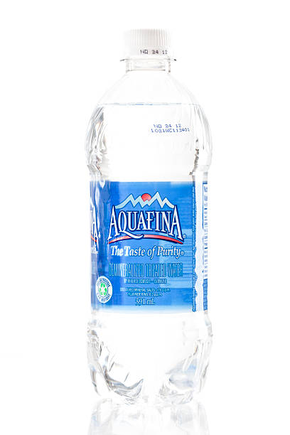 bouteille d'eau aquafina - brand named water photos et images de collection