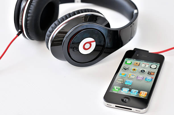 스튜디오 헤드폰 및 iphone - apple computers mp3 player headphones symbol 뉴스 사진 이미지