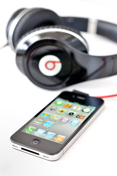 스튜디오 헤드폰 및 iphone - apple computers mp3 player headphones symbol 뉴스 사진 이미지