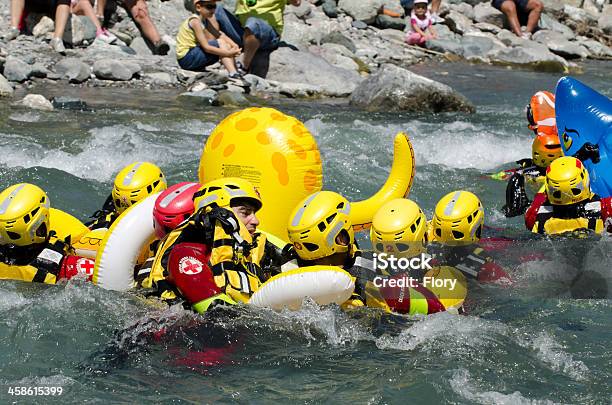 Fiume Rescuers Team E Polpo Gonfiabile - Fotografie stock e altre immagini di Croce Rossa - Organizzazione - Croce Rossa - Organizzazione, Acqua, Attività