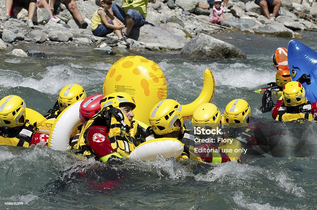 川 rescuers チームと空気注入式タコ - 赤十字社のロイヤリティフリーストックフォト
