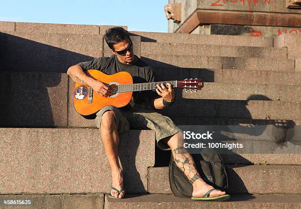Joven Tocando La Guitarra Foto de stock y más banco de imágenes de Adulto - Adulto, Adulto joven, Aire libre