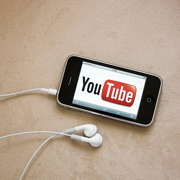 youtube のロゴ iphone の画面 - youtube iphone video mobile phone ストックフォトと画像
