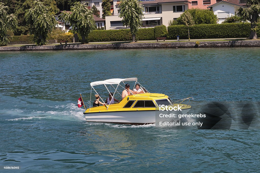 Swiss famiglia prendendo una crociera sul Fiume Aare - Foto stock royalty-free di Barca a motore