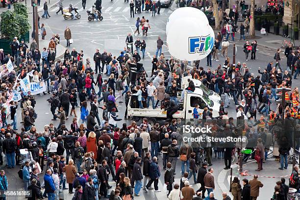 Francés Unión Defensores De Marzo A Través De París Francia Foto de stock y más banco de imágenes de Manifestación