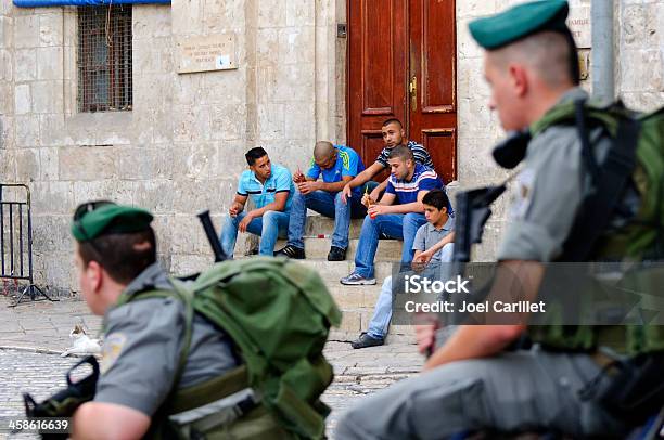 Israelíes Y Palestinos En Jerusalén Del Barrio Musulmana Foto de stock y más banco de imágenes de Jerusalén