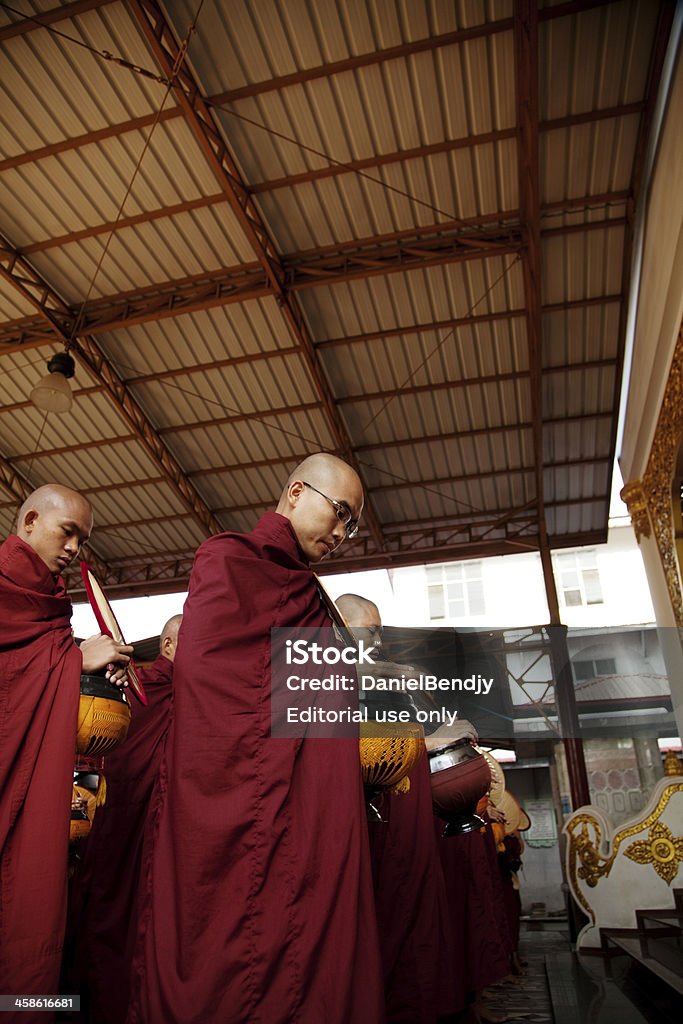 버마어 승려들 조립된 불교도 수도원 - 로열티 프리 개념 스톡 사진