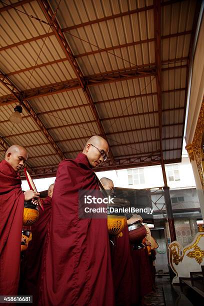 Birmanês Montados No Mosteiro De Monges Budistas - Fotografias de stock e mais imagens de Adulto - Adulto, Asiático e indiano, Budismo