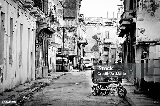 Rua De Havana Cuba - Fotografias de stock e mais imagens de América Latina - América Latina, Andar, Ao Ar Livre