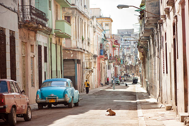 havana street, cuba - car obsolete old editorial fotografías e imágenes de stock