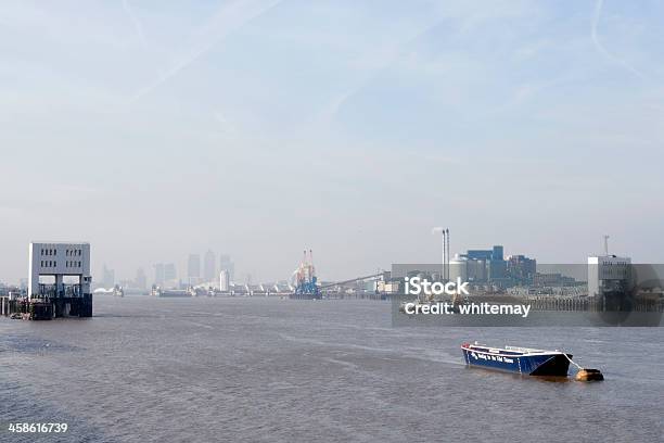 Photo libre de droit de Brouillard Au Woolwich Ferry banque d'images et plus d'images libres de droit de Angleterre - Angleterre, Barrière de la Tamise, Bateau de voyageurs