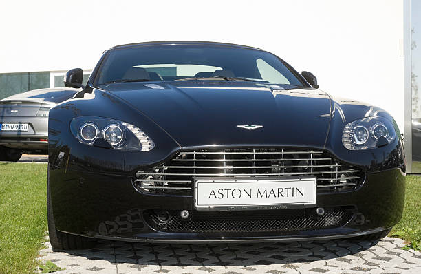 aston martin vantage coupe - hersteller zdjęcia i obrazy z banku zdjęć