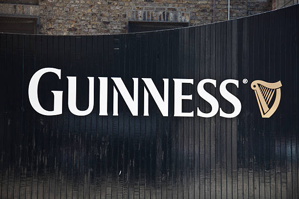 воротами гиннесс пивоваренный завод, дублин - guinness стоковые фото и изображения