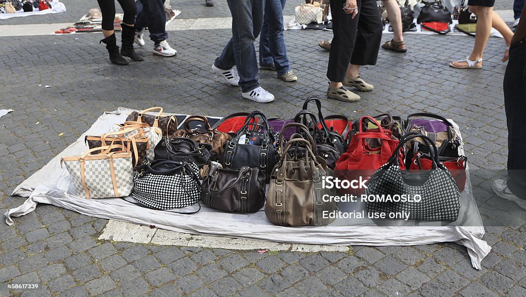 Продажа Искусственный Дизайнерские сумки на улице в Риме, Италия - Стоковые фото Louis Vuitton - Designer Label роялти-фри